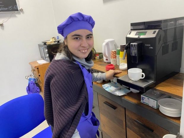 Варять каву і пригощають смаколиками: на Буковині відкрили соціальне кафе, де працює молодь з інвалідністю. лужани, кав’ярня, кафе, молодь, інвалідність