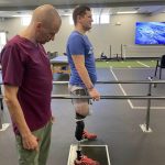 Боєць з Франківщини Андрій Насада у США зробив перші кроки на біонічних протезах (ВІДЕО)