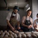 Good Bread: київська пекарня залучає до роботи людей із ментальною інвалідністю та пече безкоштовний хліб для фронтових регіонів (ФОТО, ВІДЕО)