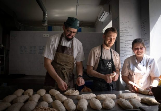 Good Bread: київська пекарня залучає до роботи людей із ментальною інвалідністю та пече безкоштовний хліб для фронтових регіонів. good bread from good people, київ, пекарня, хліб, інвалідність