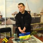 Хлопець з інвалідністю створює картини за допомогою праски та воскових олівців (ФОТО, ВІДЕО)