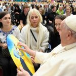 Прес-реліз: “Які чудові кольори”: Папа Римський Франциск отримав картину від 11-річного митця з аутизмом Максима Бровченка
