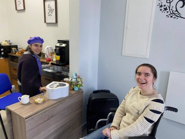 Варять каву і пригощають смаколиками: на Буковині відкрили соціальне кафе, де працює молодь з інвалідністю. лужани, кав’ярня, кафе, молодь, інвалідність