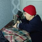 "Тут я рідний дім відчула": на Полтавщині переселенка з інвалідністю шиє одяг для жителів села (ФОТО, ВІДЕО)