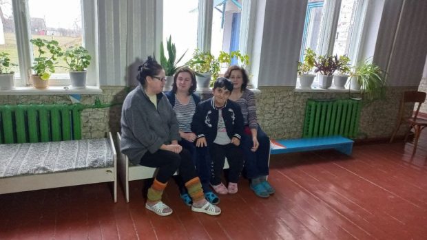 “Тут я рідний дім відчула”: на Полтавщині переселенка з інвалідністю шиє одяг для жителів села. євгенія завгородня, взуття, одяг, переселенка, інвалідність