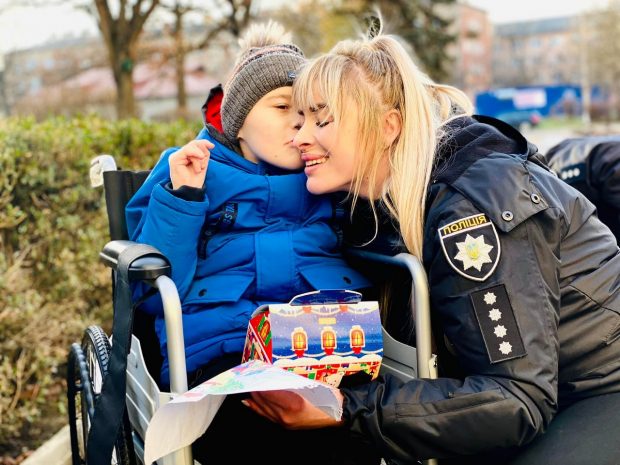 Прикарпатські поліцейські подарували візок 11-річному хлопчику з інвалідністю. візок, подарунок, поліцейський, хлопчик, інвалідність