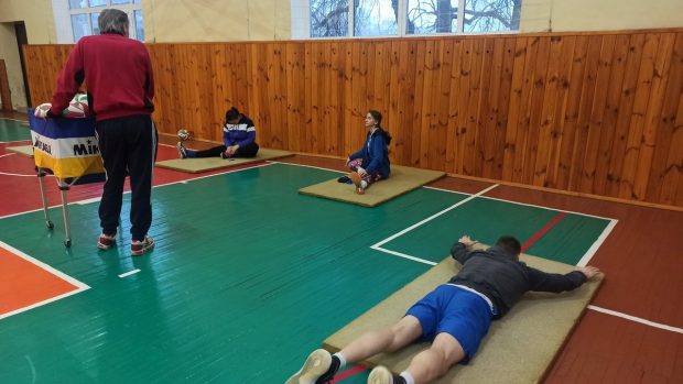 Ветеран війни Андрій Забігайло проходить реабілітацію у Житомирі, займаючись волейболом сидячи. андрій забігайло, житомир, ветеран ато, волейбол сидячи, поранення