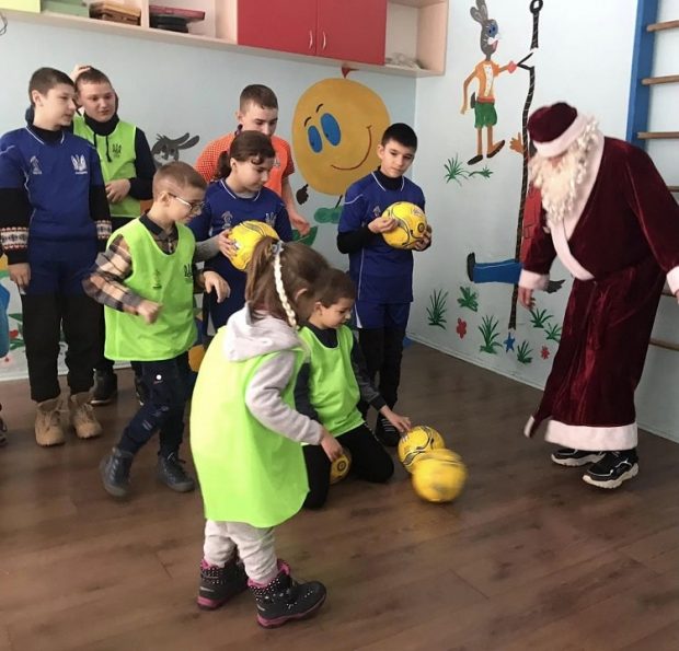 Святий Миколай завітав на заняття інклюзивної футбольної секції в Тернополі. тернопільщина, уаф, проєкт, футбольна секція, інвалідність