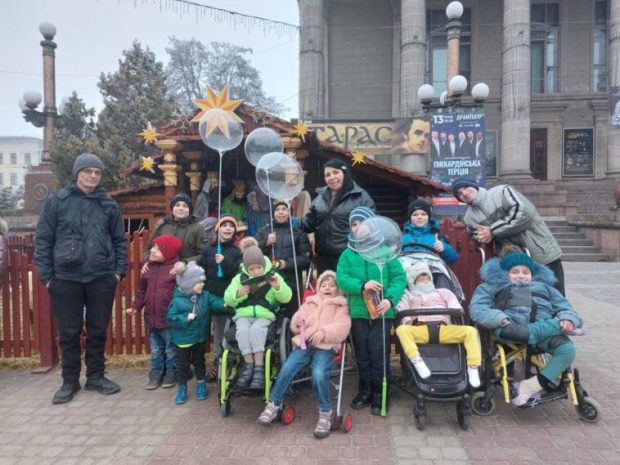 Подружжя з Тернопільщини виховує 13 дітей з інвалідністю з різних притулків України. тернопільщина, діти, притулок, родина загроцьких, інвалідність