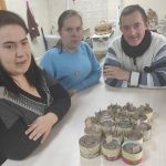 На Вінниччині волонтери із інвалідністю виготовляють окопні свічки для воїнів (ФОТО)