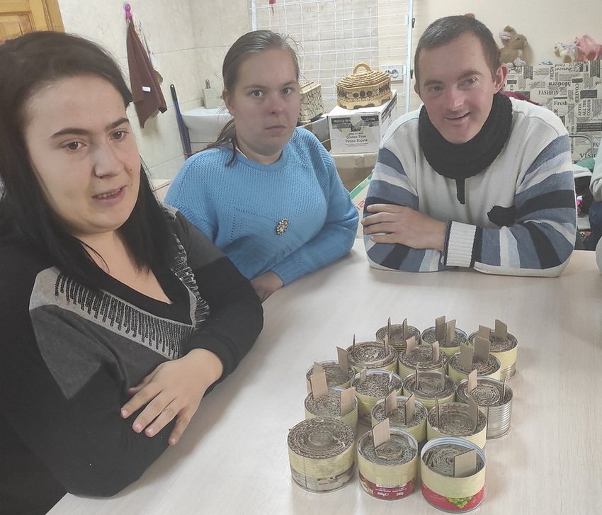На Вінниччині волонтери із інвалідністю виготовляють окопні свічки для воїнів (ФОТО). вінниччина, волонтер, воїн, окопна свічка, інвалідність