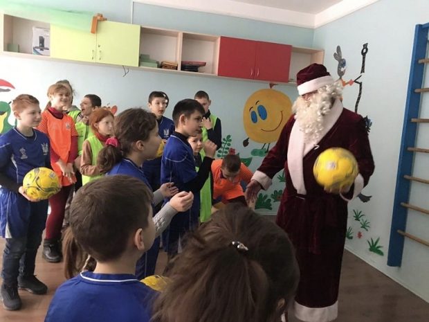 Святий Миколай завітав на заняття інклюзивної футбольної секції в Тернополі. тернопільщина, уаф, проєкт, футбольна секція, інвалідність