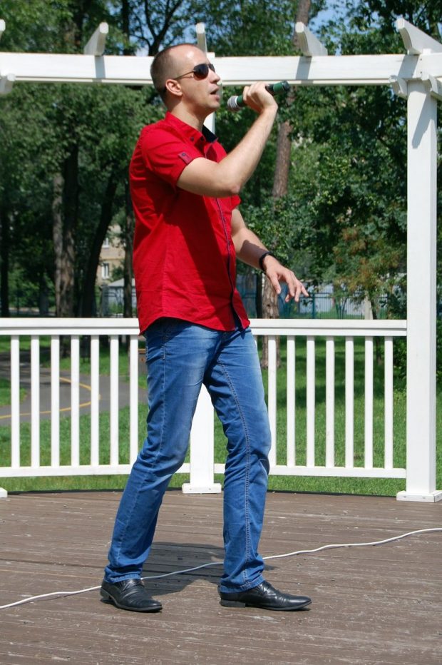 Незрячий вінницький співак Олексій Скрипаченко написав понад сотню пісень у різних стилях. олексій скрипаченко, музикант, незрячий, пісня, співак