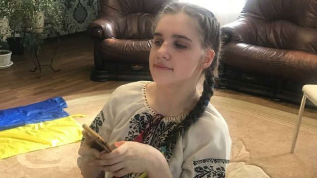 На Житомирщині шістнадцятирічна дівчина з інвалідністю пише вірші та мріє про зустріч з Залужним. валерій залужний, вікторія плахотнюк, вірш, зустріч, інвалідність