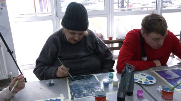 Як у Франківську працює художня майстерня для переселенців з інвалідністю. івано-франківськ, заняття, переселенец, художня майстерня, інвалідність