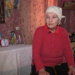 Бабуся з протезом: 74-річна жителька Чернігівщини після поранення танцює та порається по господарству (ВІДЕО)