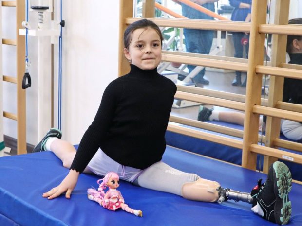 Маленька Саша Паскаль отримала найсучасніший біонічний протез. олександра паскаль, біонічний протез, гімнастика, ракетний удар, тренування