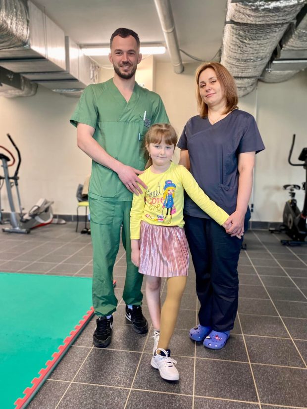 В Україні встановили перший протез 6-річній дівчинці з Херсонщини. охматдит, дівчинка, протез, протезування, травма