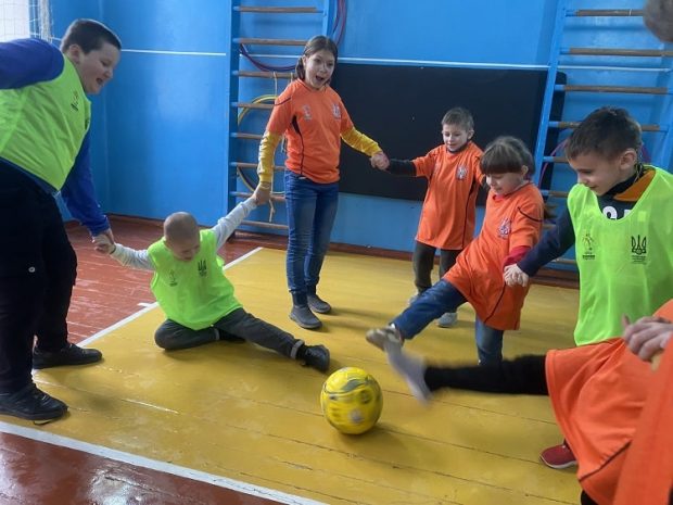 На Буковині продовжують працювати інклюзивні футбольні секції УАФ для дітей. інклюзивні футбольні секції, буковина, уаф, проєкт, інвалідність