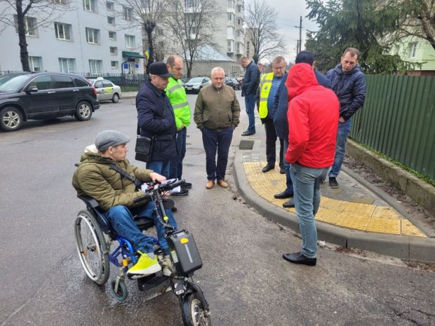 У Тернополі громадські активісти незадоволені умовами для пересування містом людей з інвалідністю. тернопіль, вулиця, пересування, ремонт, інвалідність