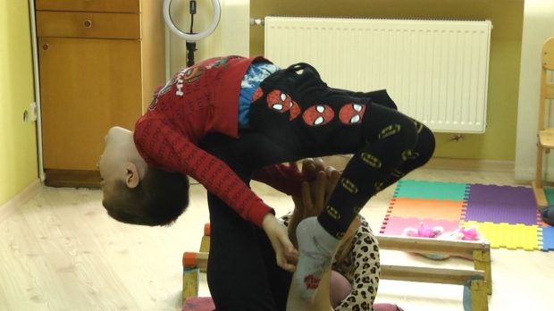В Житомирі для дітей з аутизмом проводять заняття з акробатичної йоги. житомир, акробатична йога, аутизм, діти, заняття