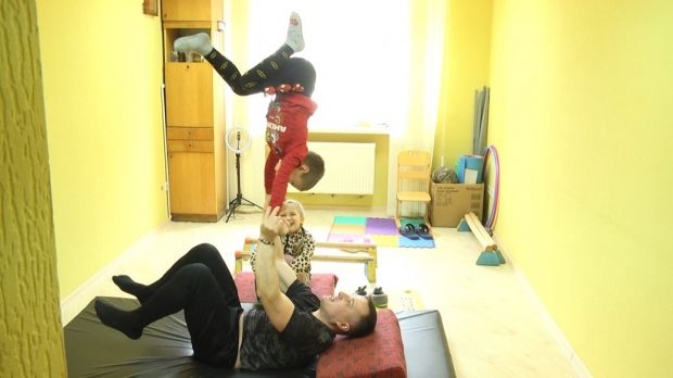 В Житомирі для дітей з аутизмом проводять заняття з акробатичної йоги. житомир, акробатична йога, аутизм, діти, заняття