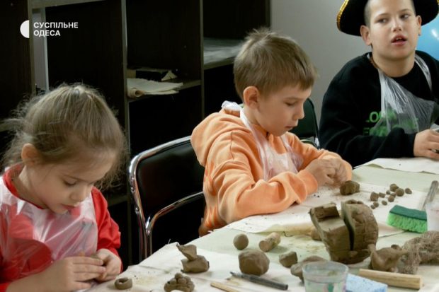 В Одесі для дітей з інвалідністю відкрили гончарну майстерню. одеса, гончарна майстерня, гончарство, заняття, інвалідність