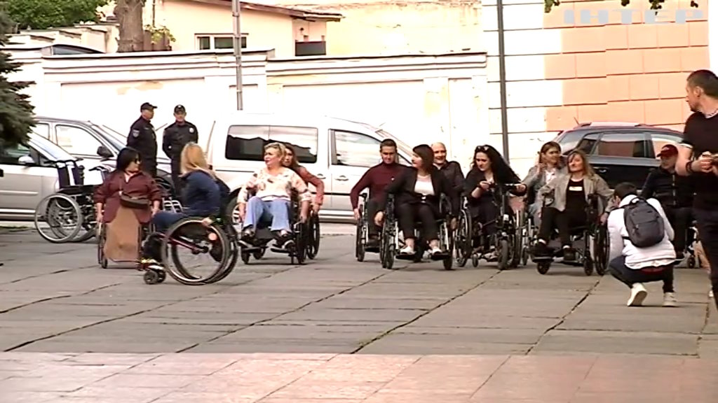 У Чернівцях чиновників пересадили в інвалідні візочки (ВІДЕО). чернівці, колісне крісло, перевірка, чиновник, інвалідність