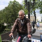 "Зробив карету і катаю". Глухівчанин з інвалідністю возить дітей вулицями міста (ФОТО, ВІДЕО)