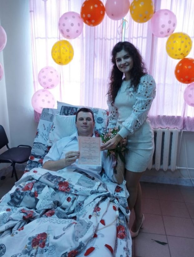 Воїн із Молочанська, після ампутації двох ніг, зіграв весілля просто в лікарняній палаті. весілля, військовий, лікарня, міна, протезування