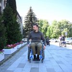 Світлина. Глава Закарпатської ОВА пересів на інвалідний візок, щоб дослідити інфраструктуру Ужгорода. Безбар'ерність, інвалідність, інвалідний візок, Ужгород, дослідження, Віктор Микита