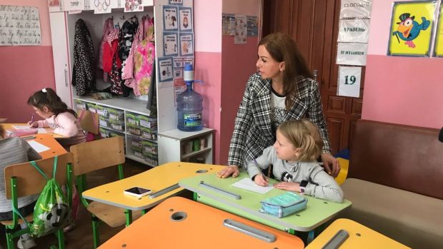 У Тернополі багатодітна мама з Соледара допомагає дітям, які потребують інклюзивного навчання. вікторія бевзюк, тернопіль, асистентка педагога, допомога, діти