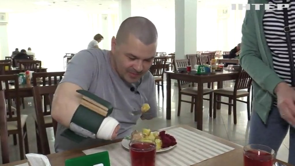Реабілітолог зі Львова розробив конструкцію для пацієнтів, які втратили обидві руки (ВІДЕО). військовослужбовець, конструкція, пацієнт, протез, реабілітолог