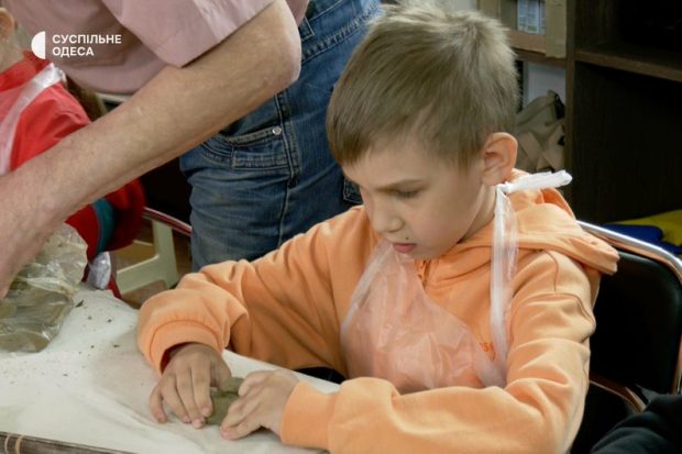 В Одесі для дітей з інвалідністю відкрили гончарну майстерню. одеса, гончарна майстерня, гончарство, заняття, інвалідність