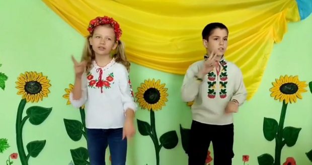 Вихованці Новомиргородської спецшколи стали переможцями конкурсу пісень жестовою мовою. весняні зустрічі на мосту, новомиргород, жестова мова, пісня, спецшкола