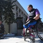Світлина. Глава Закарпатської ОВА пересів на інвалідний візок, щоб дослідити інфраструктуру Ужгорода. Безбар'ерність, інвалідність, інвалідний візок, Ужгород, дослідження, Віктор Микита