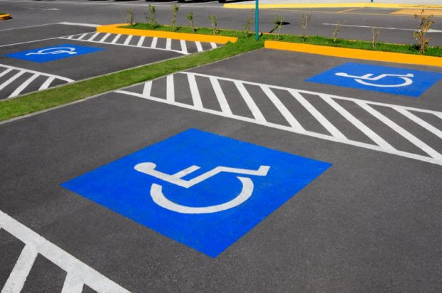Штраф за паркування на місцях для людей з інвалідністю значно збільшиться. автомобіль, паркування, порушення, штраф, інвалідність