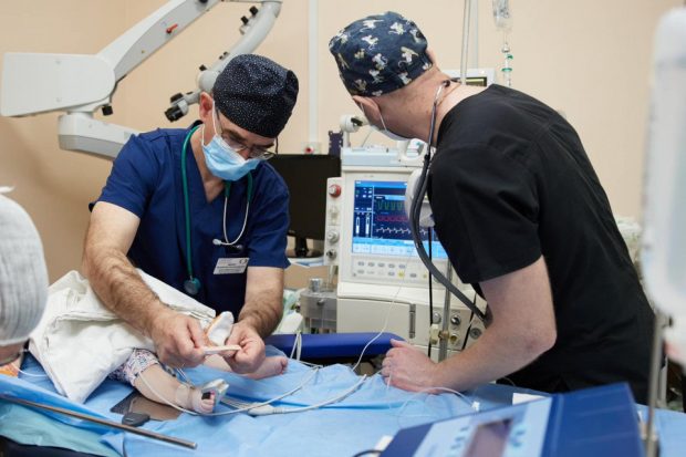 Всесвітньовідомі хірурги подарували слух трьом діткам зі Львова. advanced bionics, львів, кохлеарна імплантація, слух, хірург
