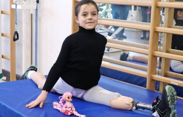Дівчинка з Одещини, яка втратила ногу від російської ракети, перемогла на змаганнях з художньої гімнастики. саша паскаль, змагання, перемога, протез, художня гімнастика
