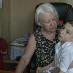 "Найкращий хлопчик в цілому світі": лучанка взяла під опіку дитину з інвалідністю (ФОТО, ВІДЕО)
