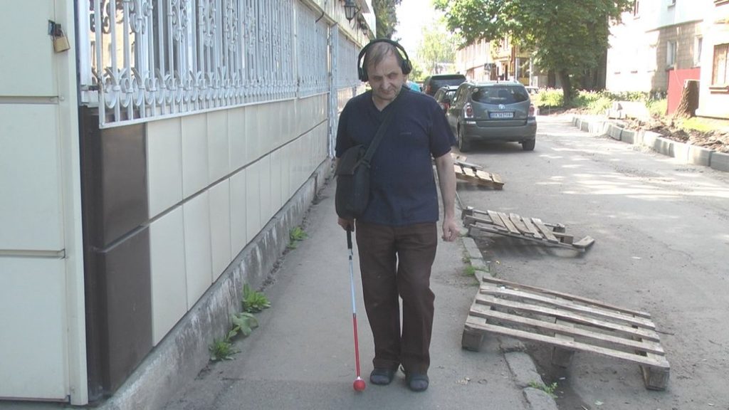 “Тротуари без бар’єрів”: наскільки Хмельницький доступний людям з інвалідністю (ФОТО, ВІДЕО). хмельницький, доступність, незрячий, тротуар, інвалідність