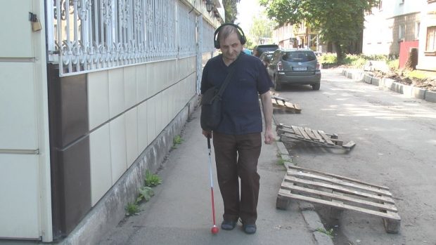 “Тротуари без бар’єрів”: наскільки Хмельницький доступний людям з інвалідністю. хмельницький, доступність, незрячий, тротуар, інвалідність