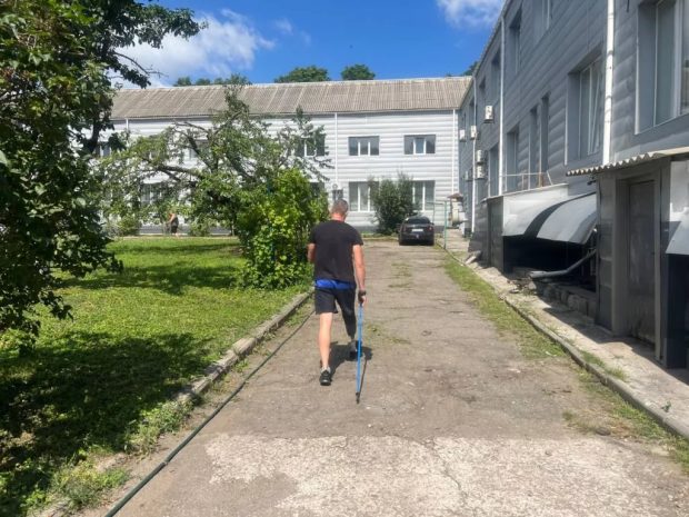 Скандинавська ходьба на протезах: як у Дніпрі реабілітують поранених бійців. дніпро, заняття, захисник, протез, скандинавська ходьба