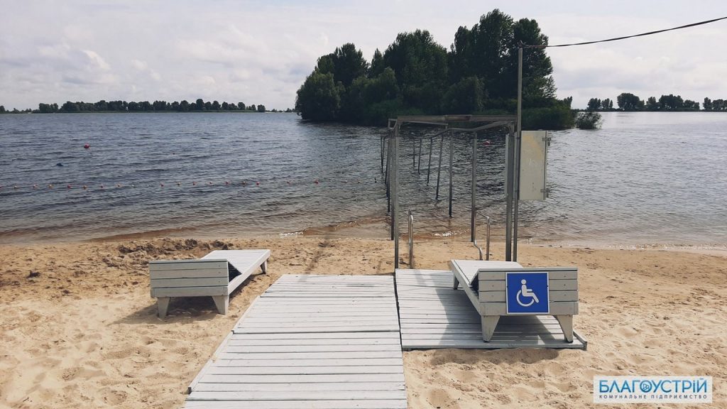 Зону для людей із інвалідністю облаштували на черкаському пляжі (ФОТО). черкаси, лежаки, пляж митницький, поручні, інвалідність