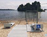 Зону для людей із інвалідністю облаштували на черкаському пляжі (ФОТО). черкаси, лежаки, пляж митницький, поручні, інвалідність
