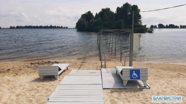 Зону для людей із інвалідністю облаштували на черкаському пляжі. черкаси, лежаки, пляж митницький, поручні, інвалідність