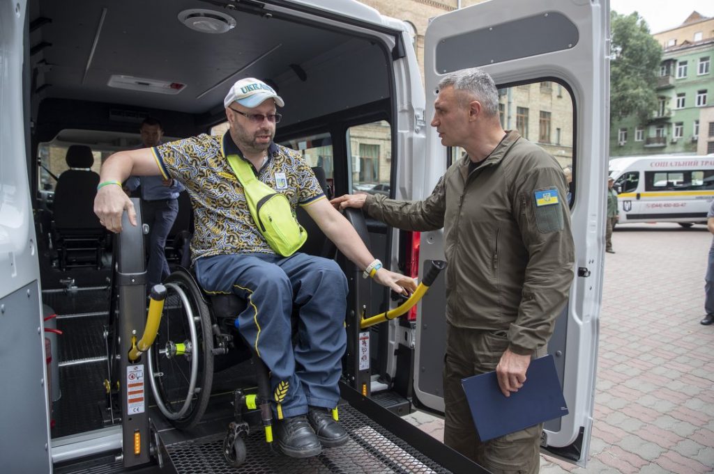 Віталій Кличко передав Київському територіальному центру соціального обслуговування 11 нових спецавто для перевезення людей з інвалідністю (ФОТО, ВІДЕО). київ, автомобіль, перевезення, соціальне таксі, інвалідність