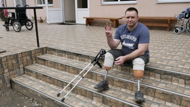“Тепер я — залізна людина”. Історія херсонця, який після 9 років війни втратив ноги й освоює протези на Буковині. вашківецька лікарня, віктор ковбаса, військовий, поранення, протез