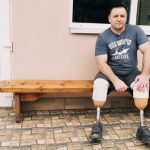"Тепер я — залізна людина". Історія херсонця, який після 9 років війни втратив ноги й освоює протези на Буковині (ФОТО, ВІДЕО)