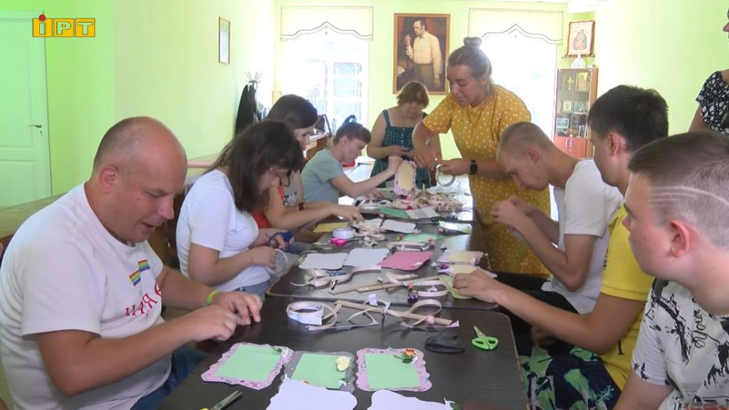 У Полтаві провели творчий майстер-клас для людей з інвалідністю (ВІДЕО). полтава, майстер-клас, проект надія є, фоторамка, інвалідність